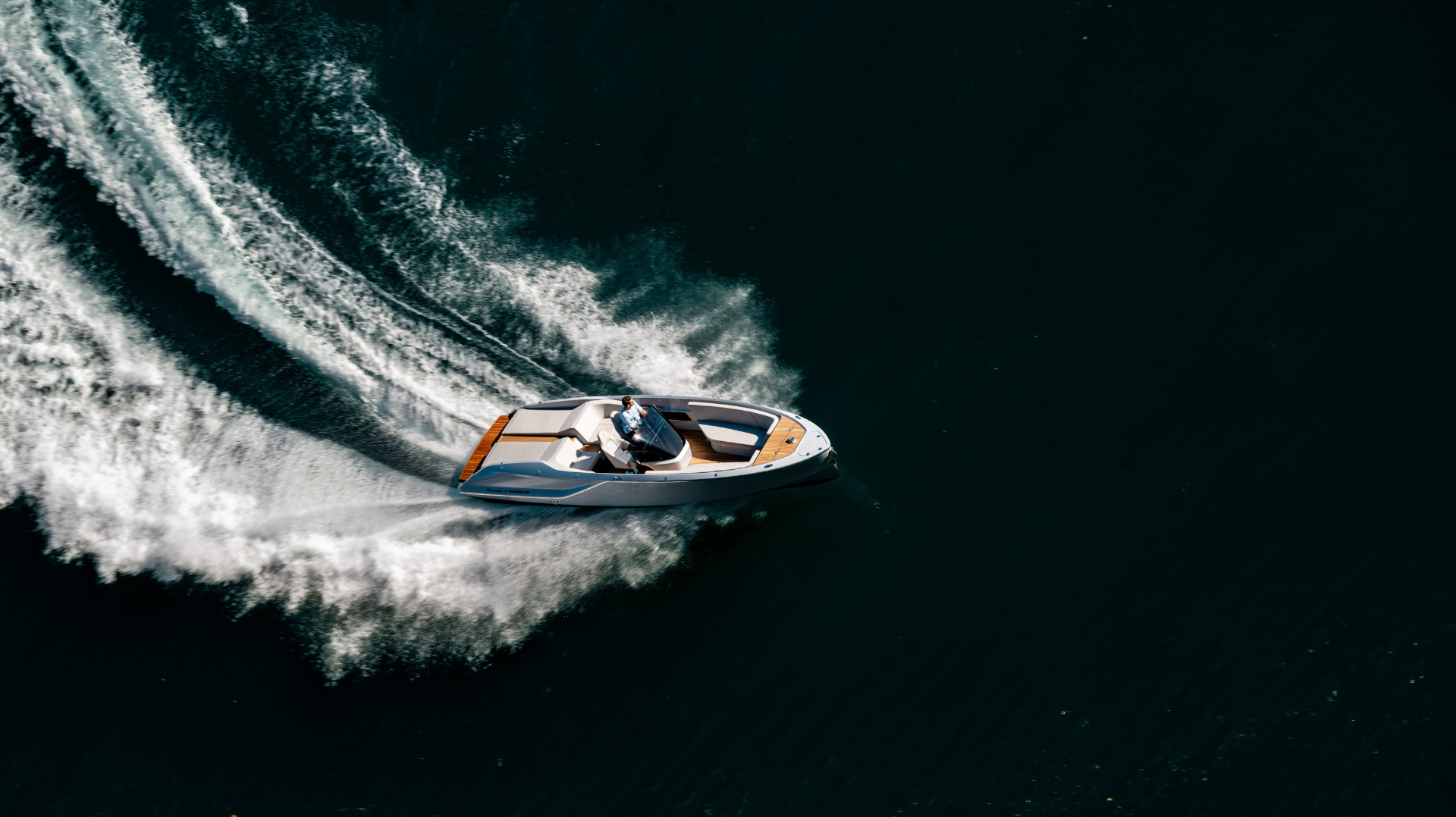 The 850 Fantom Air electric sports boat