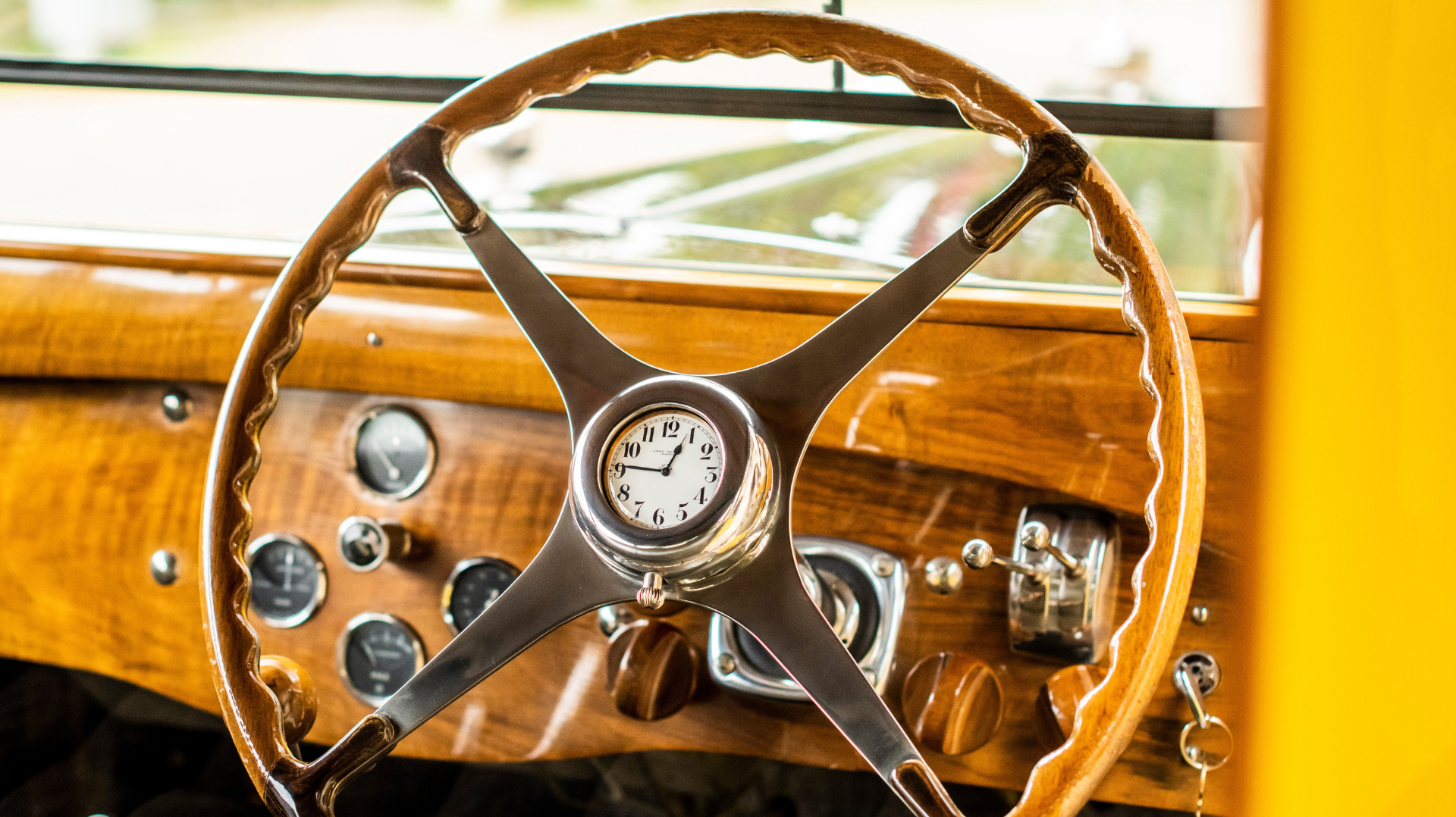 A series of nine chronographs signed Breguet was delivered to Bugatti to adorn the steering wheel of the iconic Type 41 Royale. 