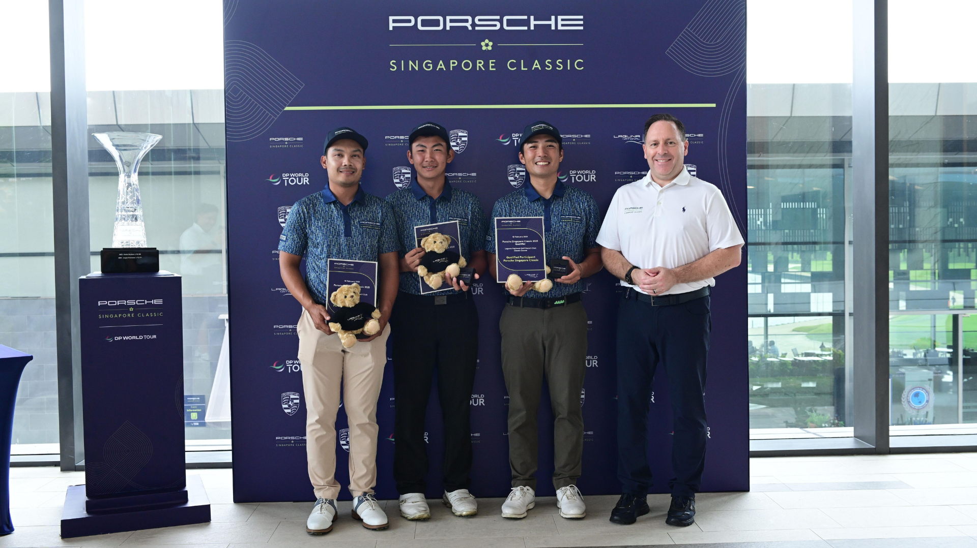 Qualifiers Natipong Srithong, Brayden Lee, Shinichi Mizuno, with Executive Championship Director Patrick Bowers, Singapore Classic, 2025, Porsche AG