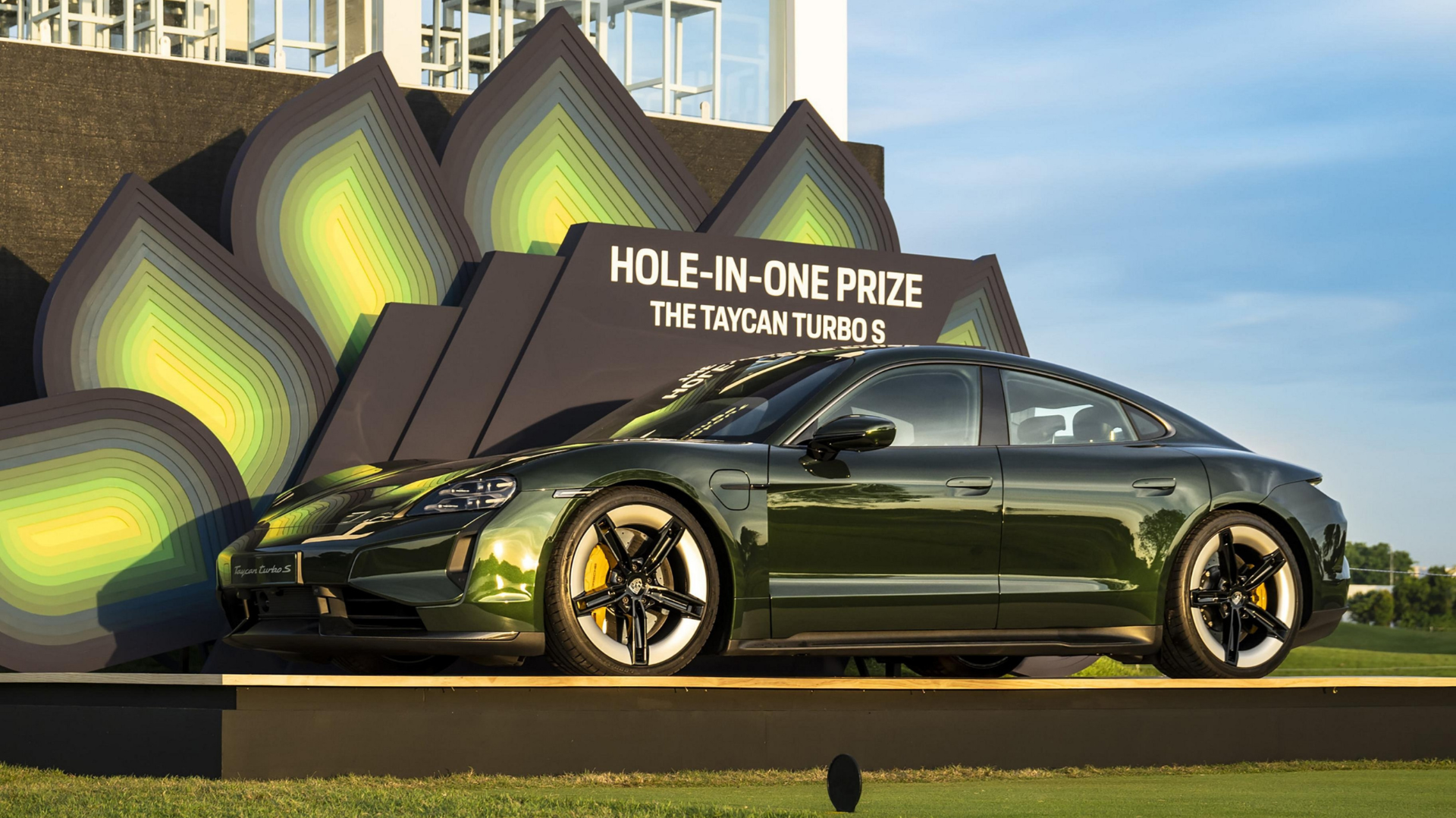 Taycan Turbo S in Oak Green Metallic, Porsche Singapore Classic, Hole-in-one price, 2025, Porsche AG