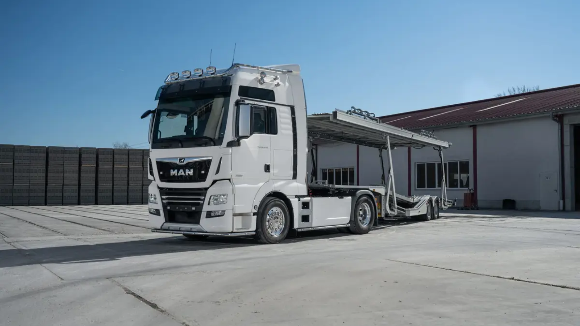 2019 MAN TGX 18.640 transport truck paired with a Rolfo Auriga trailer