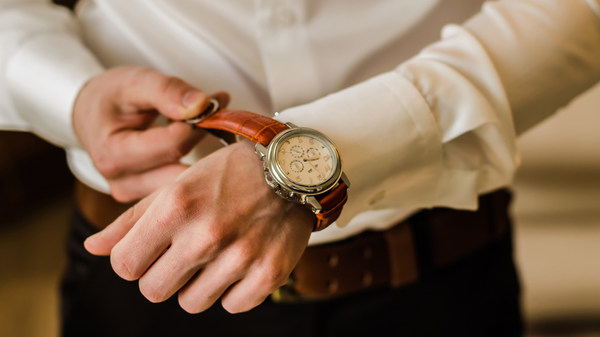 Wearing a watch on the left or on the right wrist 